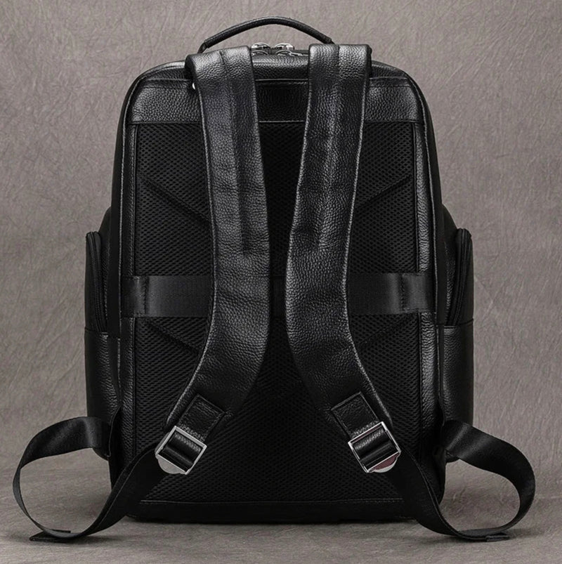 Mochila de Couro para Notebook 17 pol com Conexão USB Black Bag